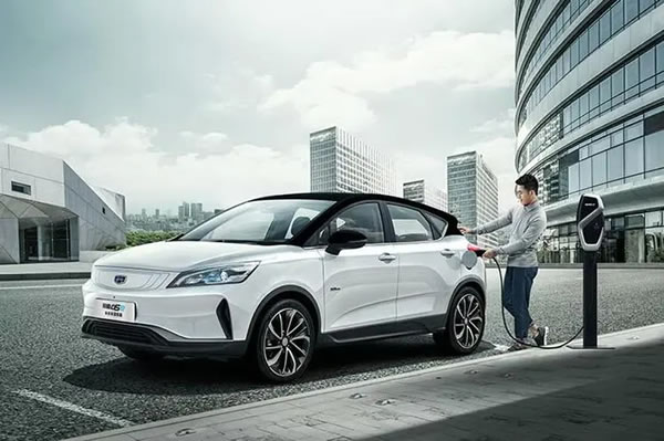 吉利帝豪GSEsuv款純電動車